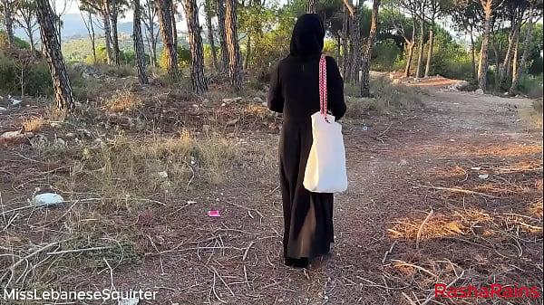 Misslebanesesquirter – شرموطة لبنانية تفرك كسها بالغابة وتعمل نافورة
